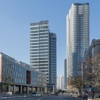 Moderne geïsoleerde multi-story prefab industriële schuur staalstructuur commercieel gebouw